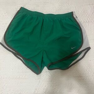 Green Nike Sports Shorts in Green-size Large